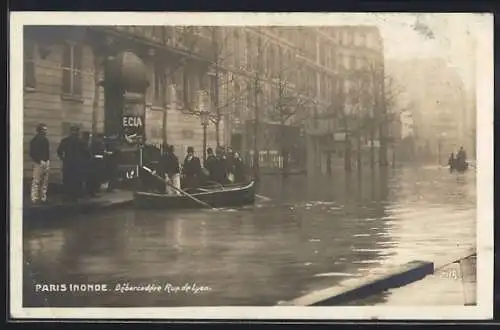 AK Paris, Inondation à la Rue de Lyon en barque