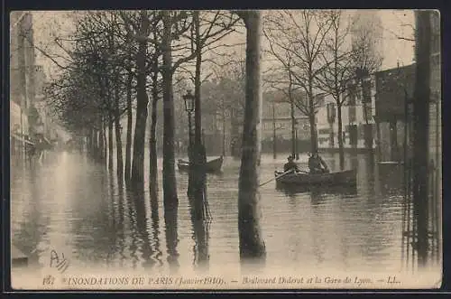 AK Paris, Inondations de 1910, Boulevard Diderot et la Gare de Lyon en barque