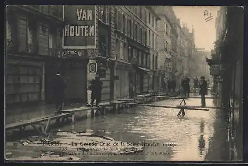 AK Paris, La Grande Crue de la Seine, Habitants traversant une rue inondée sur des passerelles