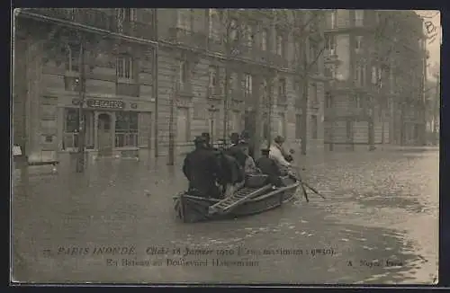 AK Paris, Inondation de 1910, En bateau sur Boulevard Haussmann