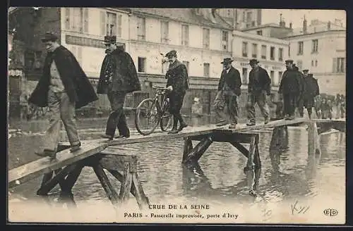 AK Paris, Passerelle improvisée lors de la crue de la Seine, porte d`Ivry