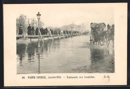 AK Paris, Inondation de 1910, Esplanade des Invalides avec passants sur passerelle