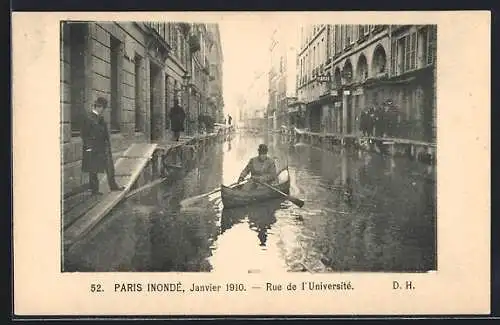 AK Paris, Inondation de janvier 1910, Rue de l`Université avec un homme en canoë