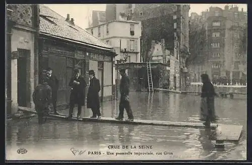 AK Paris, Crue de la Seine, Une passerelle improvisée, rue Gros