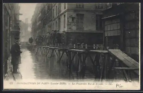 AK Paris, Les Passerelles Rue de Beaune lors des inondations de janvier 1910