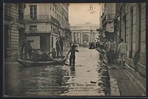AK Paris, La Grande Crue de la Seine janvier 1910, Rue de Bourgogne inondée avec barque