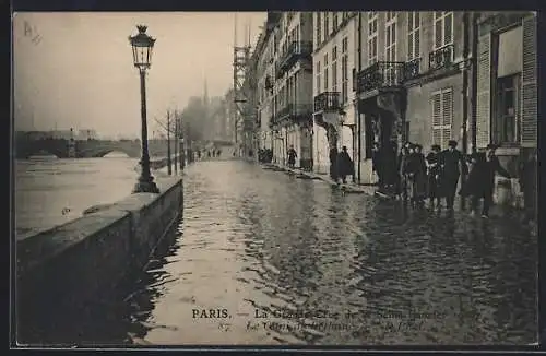 AK Paris, La Grande Crue de la Seine janvier 1910, Quai inondé et passants
