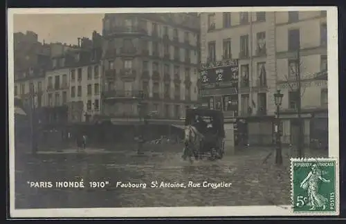 AK Paris, Inondation 1910, Faubourg St. Antoine, Rue Crozatier avec calèche sous l`eau