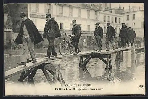 AK Paris, Passerelle improvisée lors de la crue de la Seine, porte d`Ivry