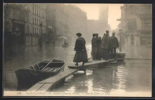 AK Paris, Inondations de 1910, Rue de Lyon avec passerelle et barque
