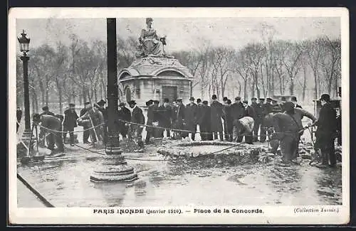 AK Paris, Inondation de 1910, Place de la Concorde avec des ouvriers et une statue
