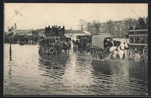 AK Paris, La Grande Crue de la Seine 1910, circulation sur l`Esplanade des Invalides inondée