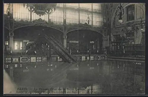 AK Paris, La Grande Crue de la Seine, janvier 1910, Inondation à la gare d`Orsay, Monte-Charge des Bagages
