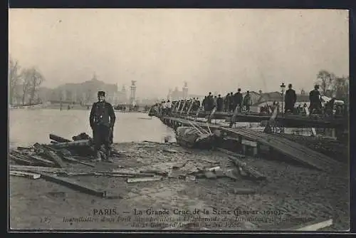 AK Paris, La Grande Crue de la Seine 1910, installation d`un pont aux chevaux