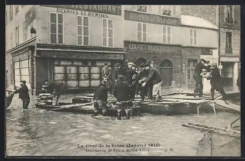 AK Maisons-Alfort, Distribution de pain lors de la crue de la Seine 1910