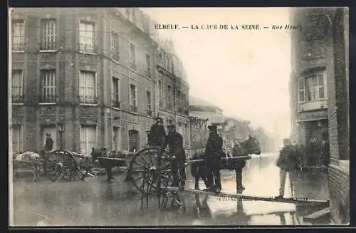 AK Elbeuf, La crue de la Seine, Rue Henry avec des charrettes dans l`eau