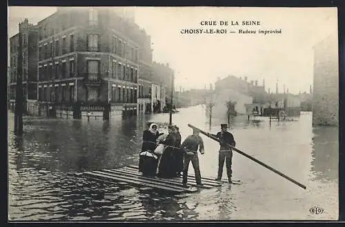AK Choisy-le-Roi, Crue de la Seine, Radeau improvisé