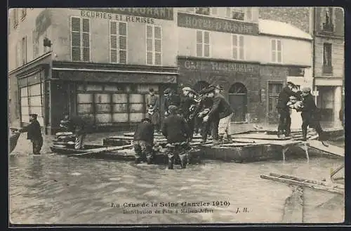 AK Maison-Alfort, Distribution de pain lors de la crue de la Seine (janvier 1910)