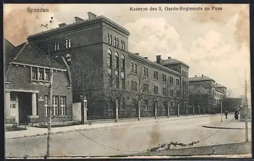 AK Berlin-Spandau, Kaserne des 5. Garde-Regiments zu Fuss mit Strasse