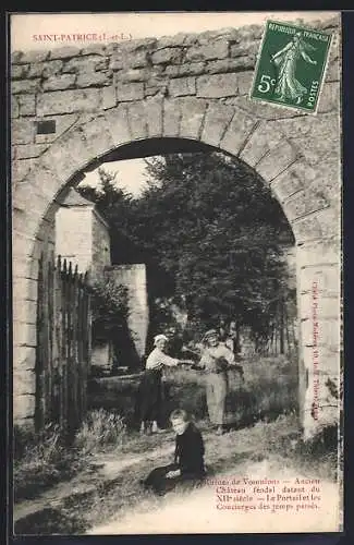 AK Saint-Patrice, Ruines de Vouvrions, ancien château féodal du XIIe siècle avec le portrait des concierges