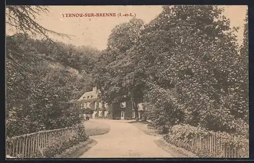 AK Vernou-sur-Brenne, Route bordée d`arbres menant à une maison ancienne