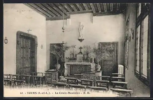 AK Tours, La Croix-Montoire, Intérieur avec autel et chaises