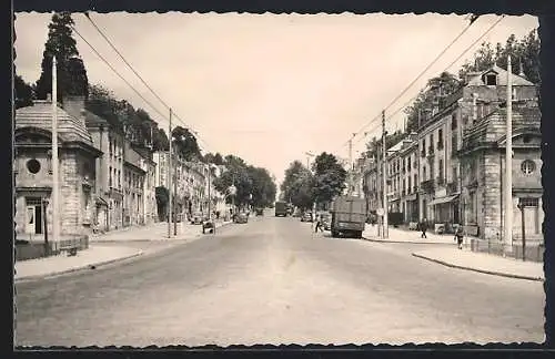 AK Saint-Symphorien, Avenue de la Tranchée avec bâtiments et voitures