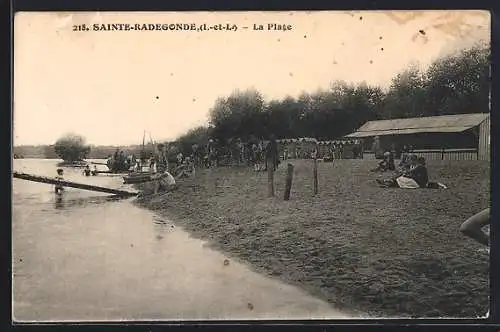 AK Sainte-Radegonde, La Plage animée avec baigneurs et cabanes