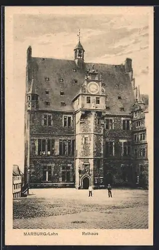 AK Marburg /Lahn, Rathaus mit Vorplatz und Passanten