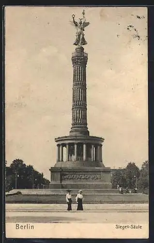 AK Berlin-Tiergarten, Siegessäule mit zwei spazierenden Frauen