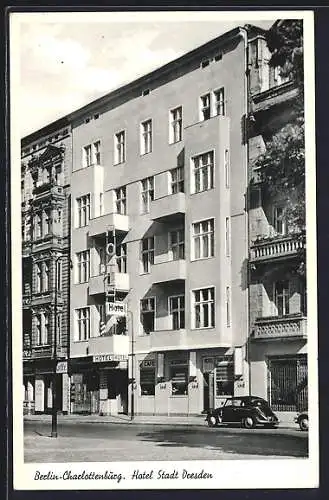 AK Berlin-Charlottenburg, Hotel Stadt Dresden mit Strasse, VW-Käfer