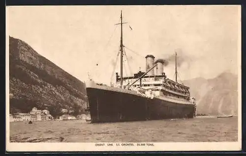 AK Passagierschiff SS Orontes, Orient Line, an der Küste