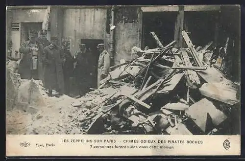 AK Paris, Zeppelin-Bombardement, Soldaten zwischen Trümmern nach einem Zeppelin-Angriff