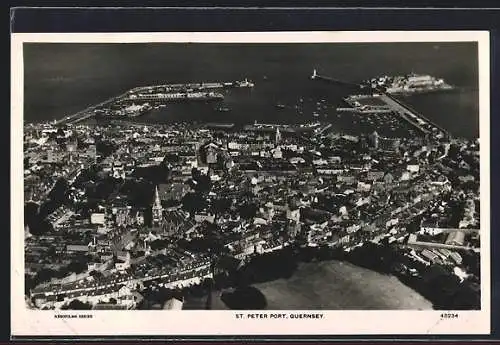 AK St. Peter Port /Guernsey, Fliegeraufnahme vom Ort mit Kirche