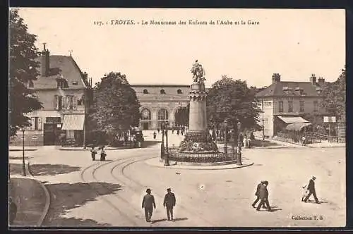 AK Troyes, Le Monument des Enfants de l`Aube et la Gare