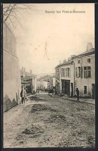 AK Nauroy bei Pont-à-Mousson, Strassenpartie mit Passanten