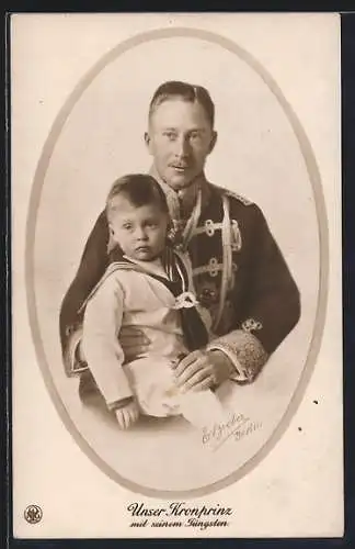 AK Kronprinz Wilhelm von Preussen in Husarenuniform hält seinen jüngsten Sohn in Matrosenkleidung auf dem Schoss