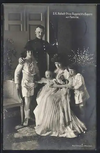 AK Kronprinz Rupprecht von Bayern in Uniform mit Familie in Zimmer