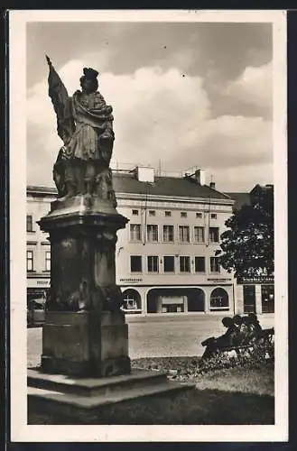 AK Wischau / Vyskov, Platz mit Geschäften, Steinskulptur