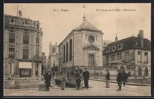 AK Troyes, Pont et rue de la Cité et Hotel-Dieu