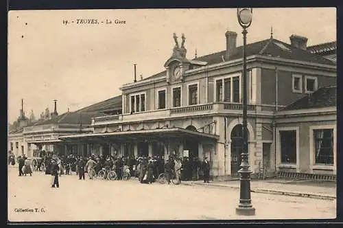 AK Troyes, Reisende warten vor dem Bahnhof