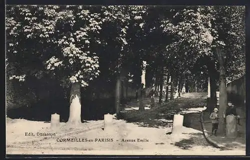 AK Cormeilles-en-Parisis, Avenue Émile bordée d`arbres avec passants