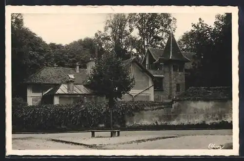 AK Ermont, Place Michelet mit malerischen Häusern und Bäumen im Hintergrund