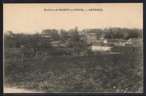 AK Arthieul, Vue du village avec champs et arbres en arrière-plan