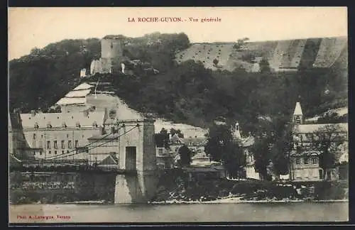 AK La Roche-Guyon, Vue générale avec château et pont suspendu