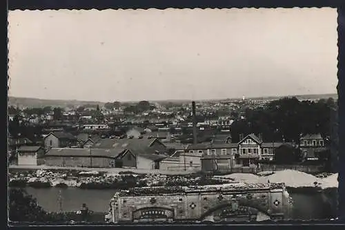 AK Persan, Vue générale sur la ville avec rivière au premier plan et fumée industrielle à l`horizon