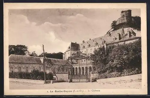 AK La Roche-Guyon, Le Château et son entrée majestueuse