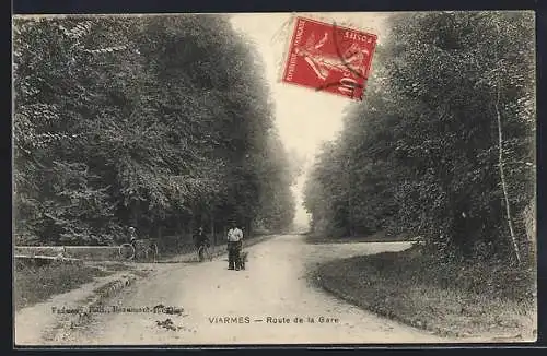AK Viarmes, Route de la Gare avec des cyclistes sur le chemin forestier