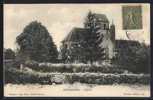 AK Gouzangrez, L`église entourée de verdure et de murs de pierre