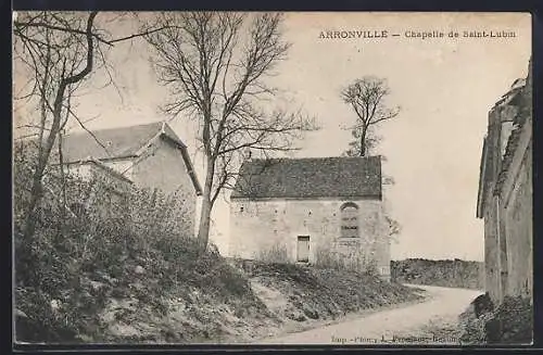 AK Arronville, Chapelle de Saint-Lubin et chemin sinueux en arrière-plan